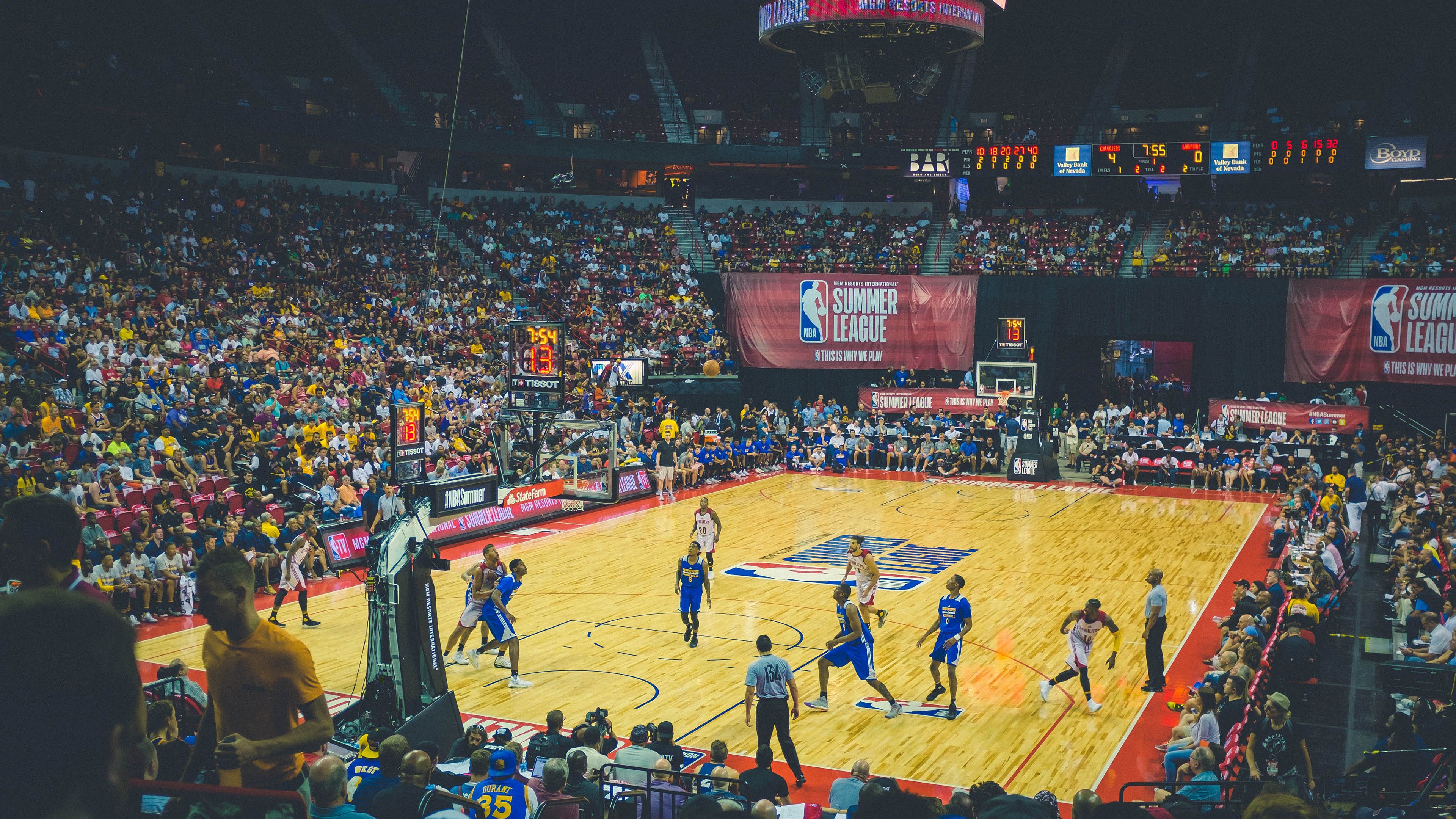 _珍贵比赛瞬间集锦：历史性胜利瞬间回顾_，珍贵无比的比赛录像